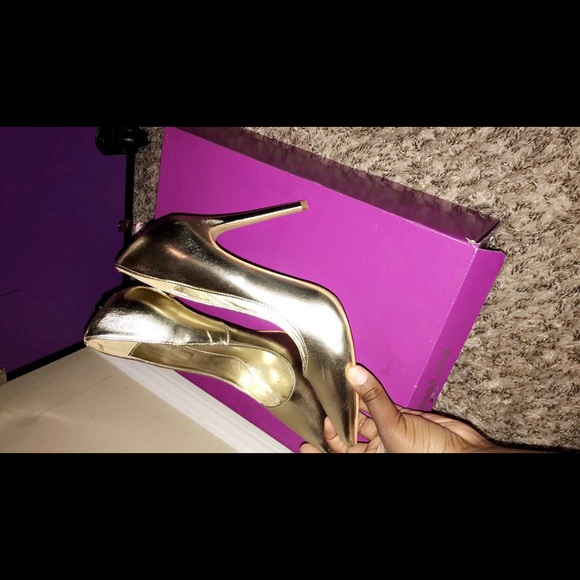 Gold Heels - Picture 2 of 4
